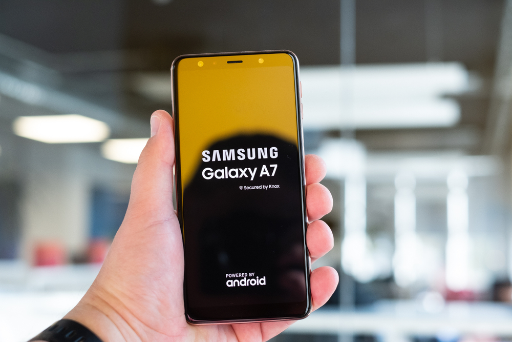 Samsung Galaxy A7 - Ditenagai Dengan RAM 4 GB + ROM 64 GB