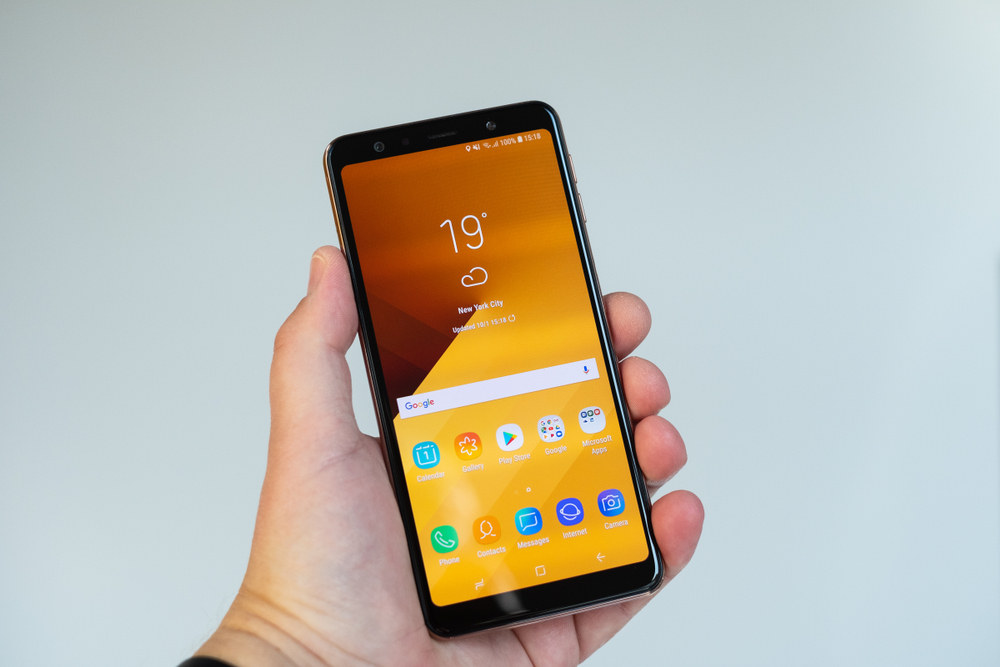 Samsung Galaxy A7 - Layar AMOLED 6 Inci Full HD