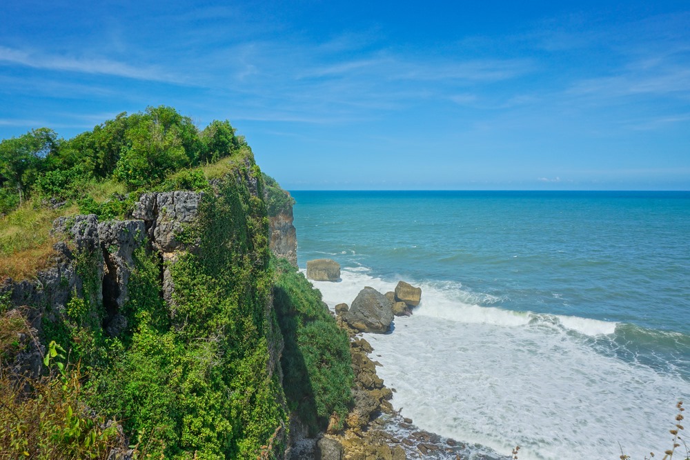 Bukit Kecil Nan Eksotis di Pantai Baron
